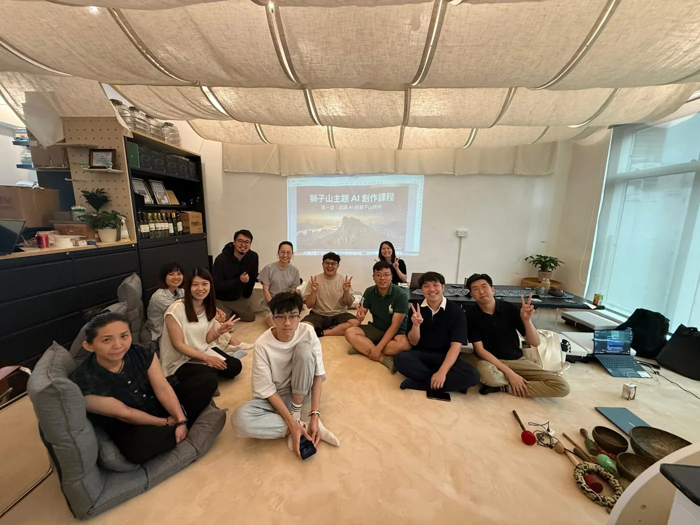參加者圍坐地上參與工作坊活動