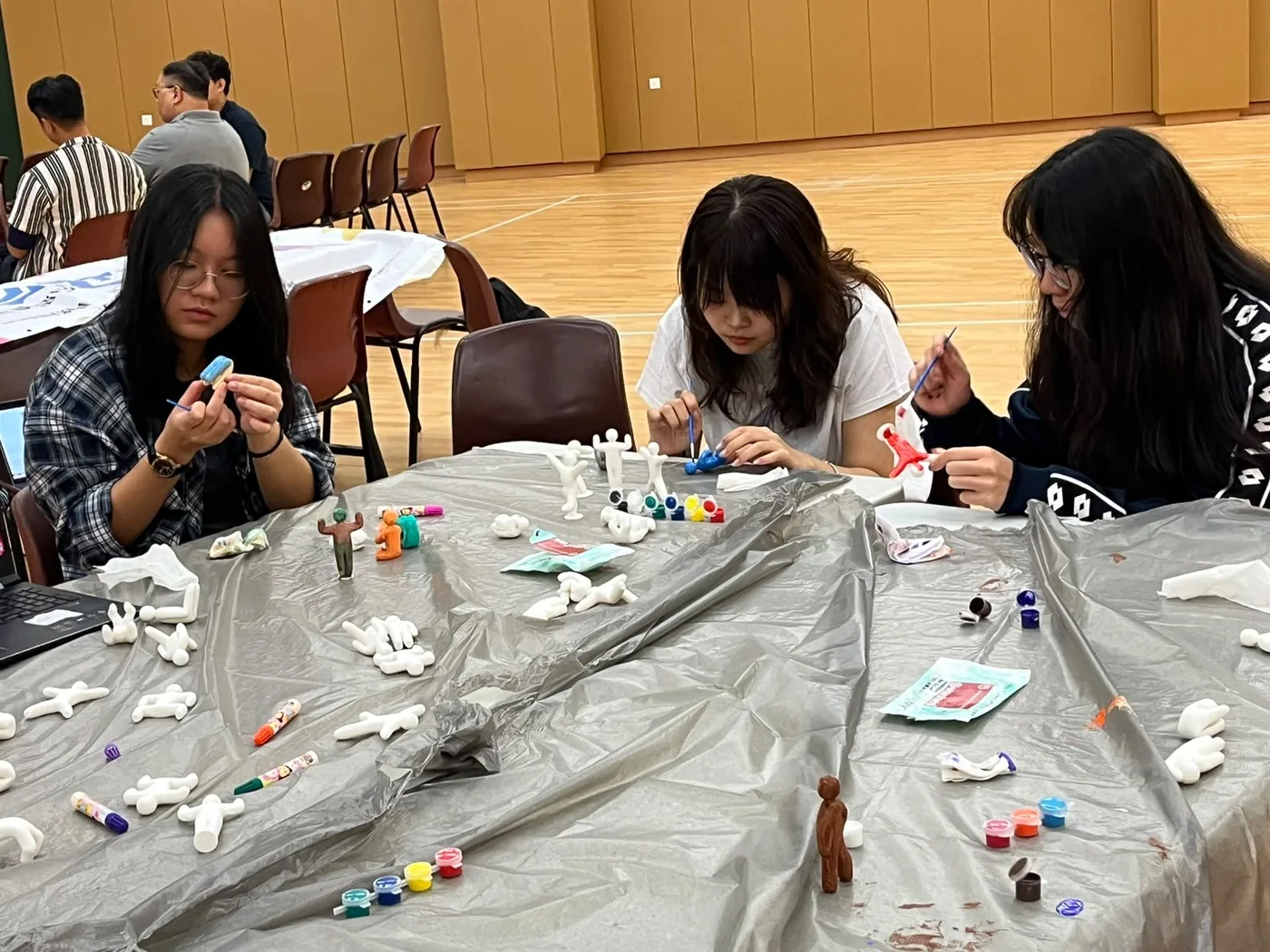 參加者圍在桌邊動手製作作品