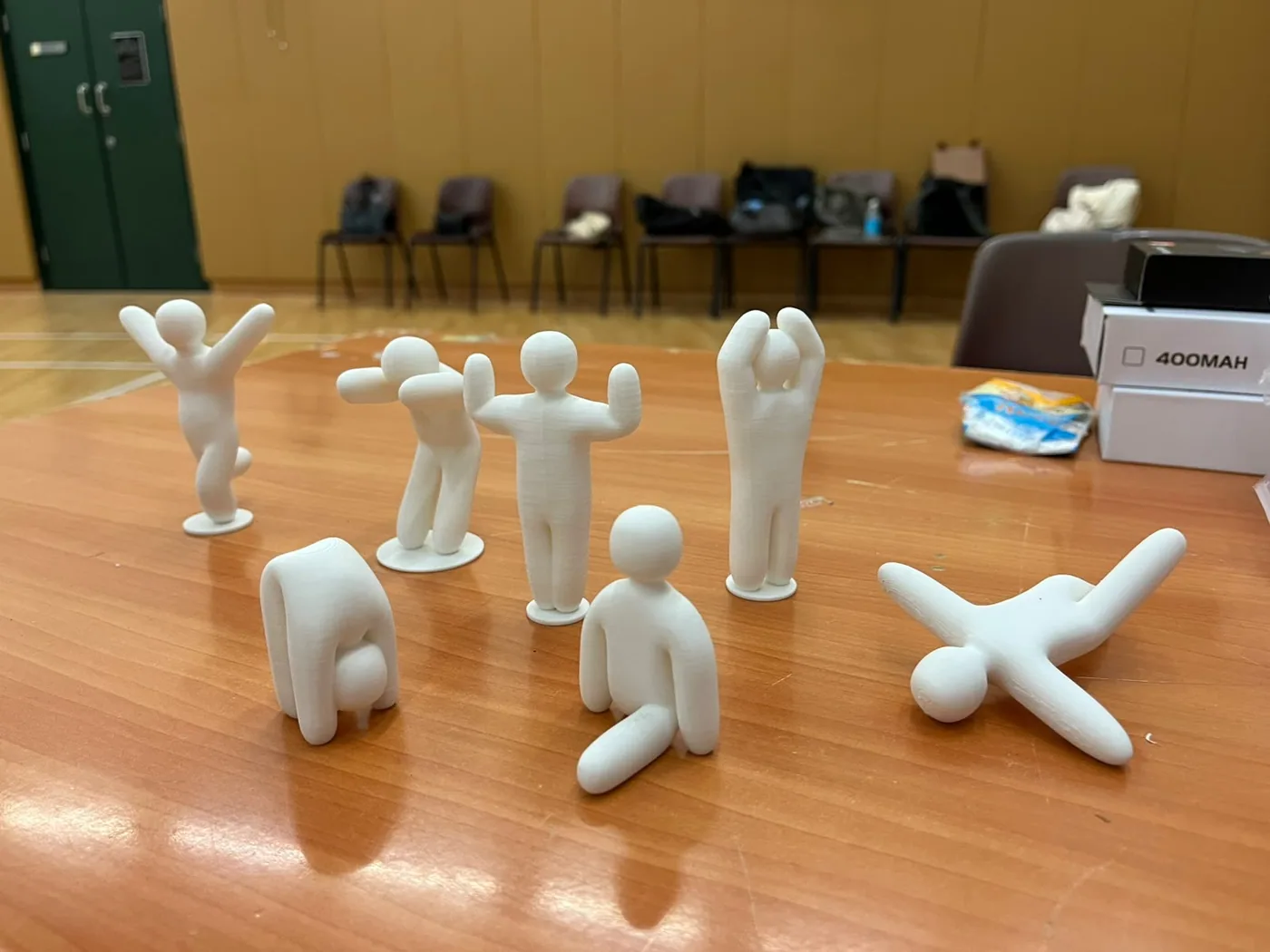 參加者製作的白色人形黏土作品