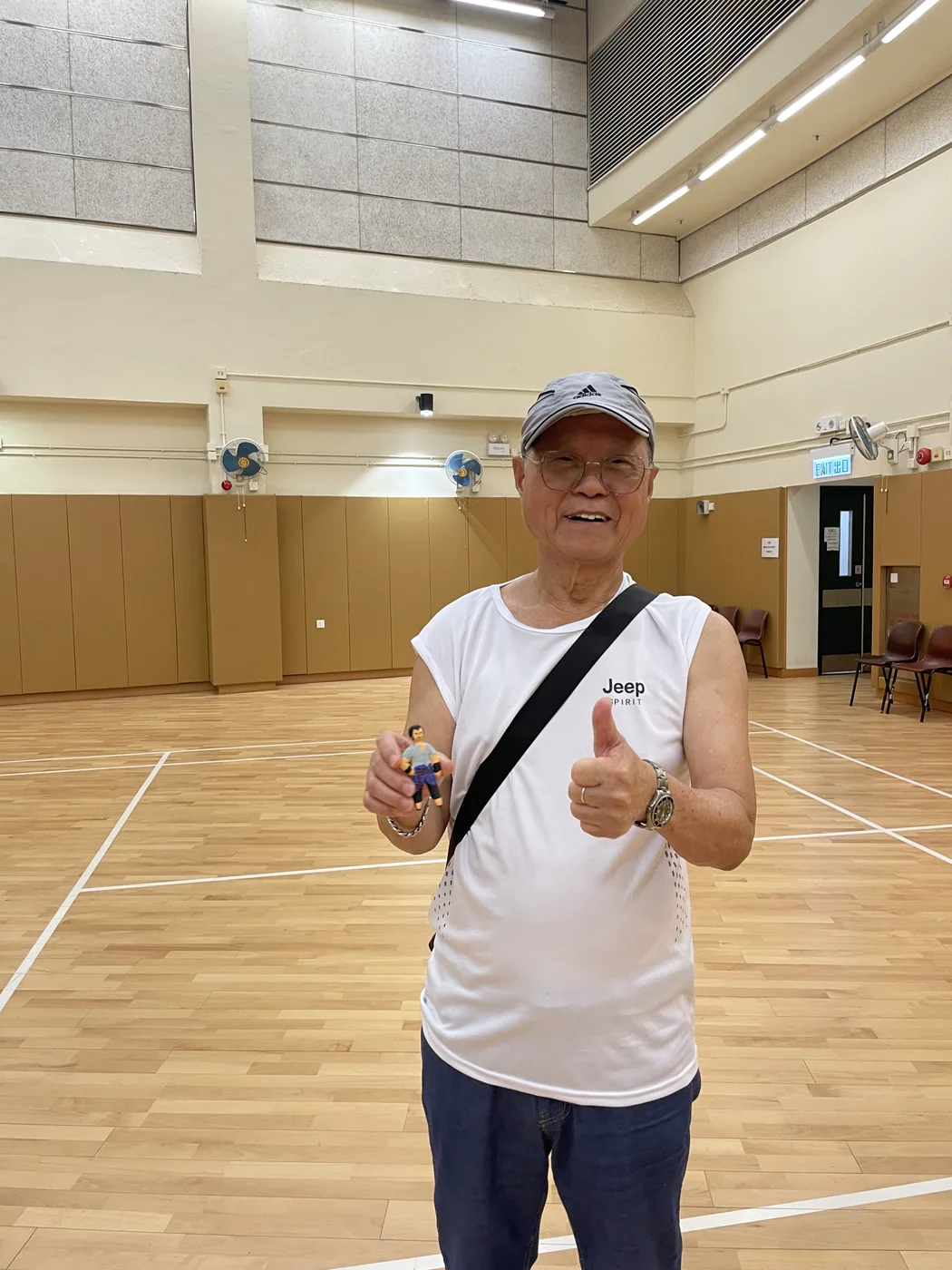 長者參加者展示自己的作品