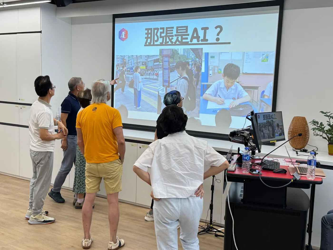 長者圍在螢幕前分辨 AI 生成圖片