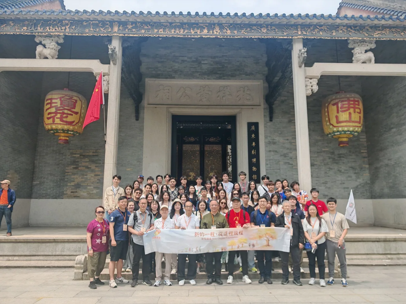 交流團在歷史建築前合照