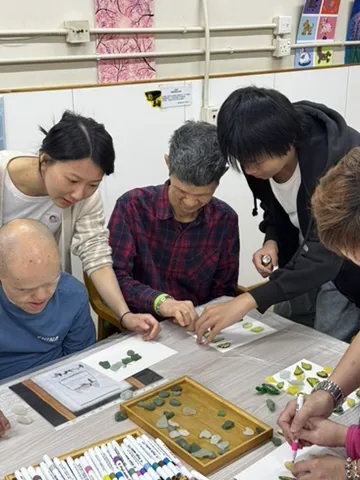 義工陪同庇護工場學員一起製作海玻璃相框