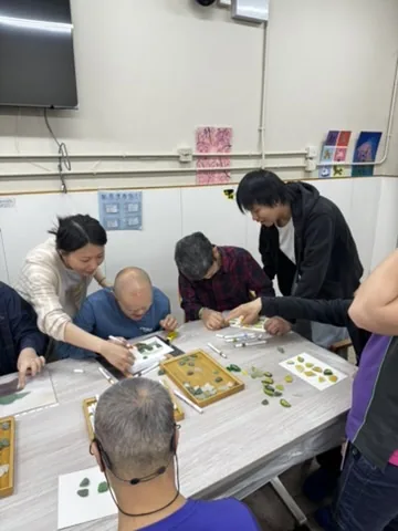 義工細心協助學員完成作品
