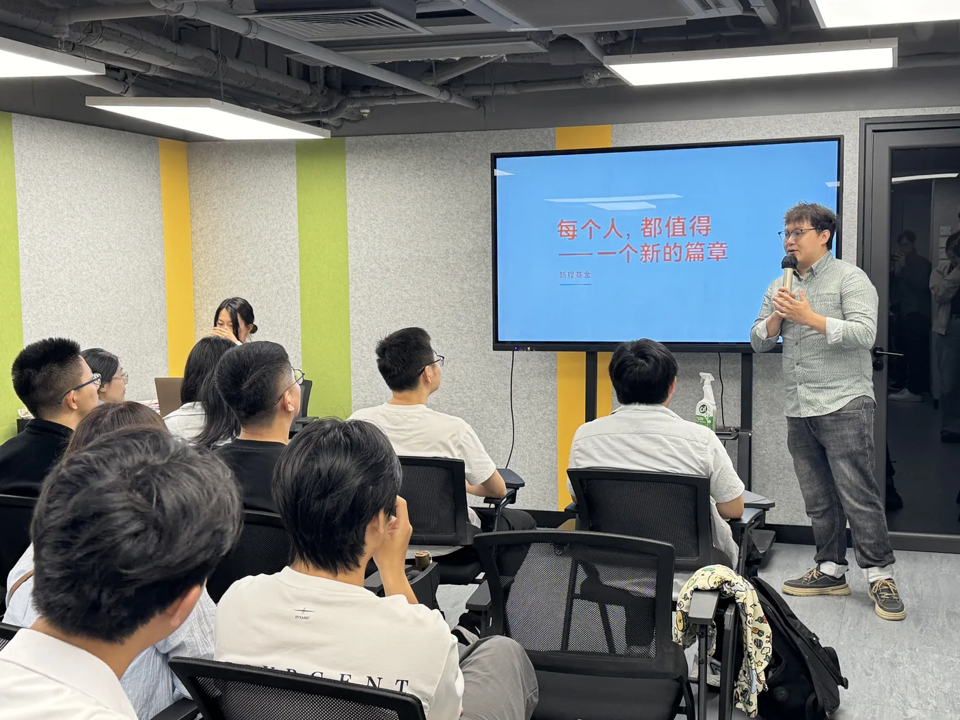 青年參加者專心聽講